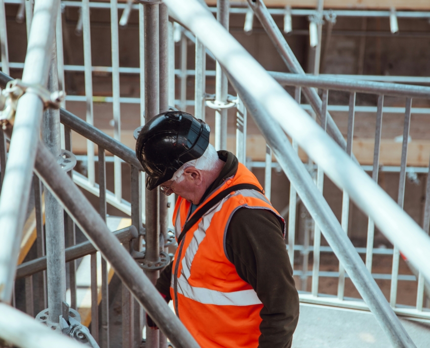 uomo in cantiere1