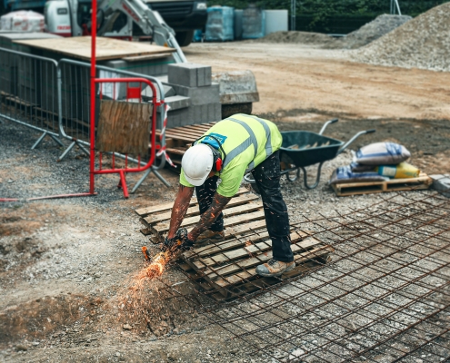 uomo al lavoro in cantiere