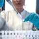 donna in laboratorio